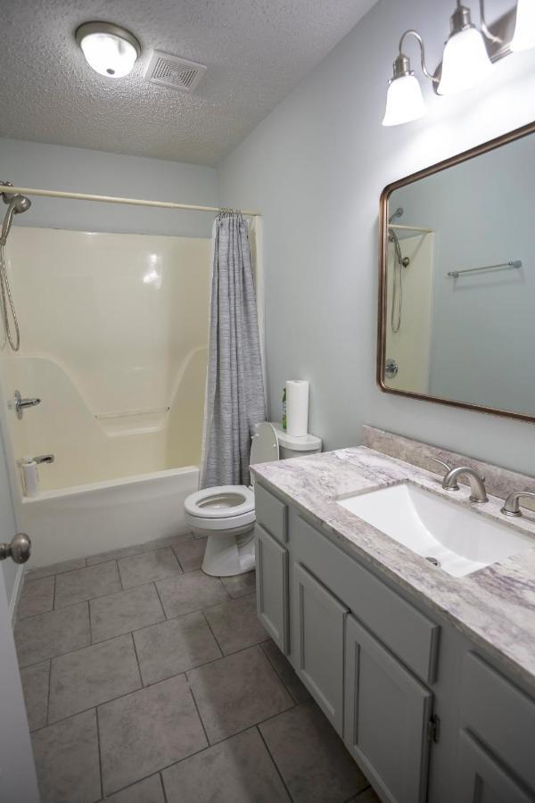 Elegant 3 Bedroom Apt With Free Parking And Balcony ナッシュビル エクステリア 写真